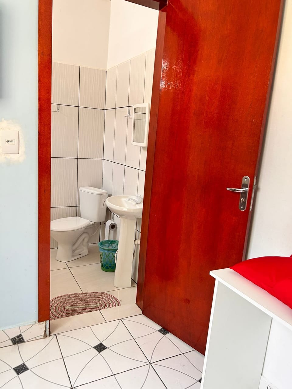Individual Room | Bathroom | Shower, towels, toilet paper