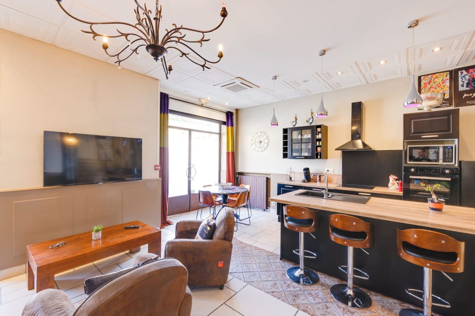 Appartement Deluxe 80m² | Living area | 87-cm flat-screen TV with satellite channels, TV, Netflix