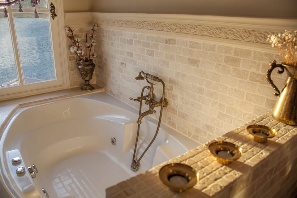 Superior Suite, Sea View | Jetted tub