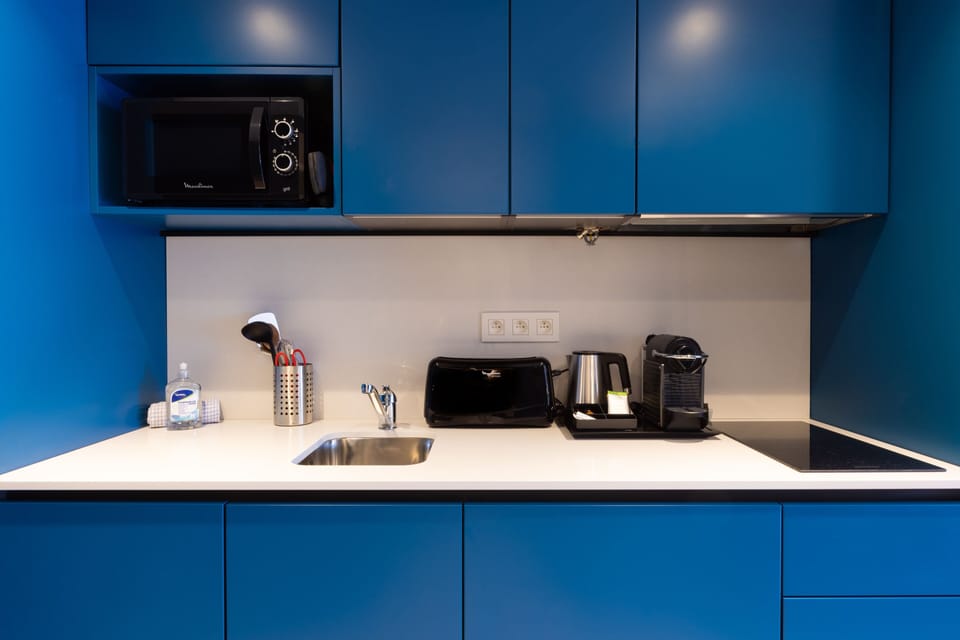 Fridge, microwave, espresso maker, coffee/tea maker