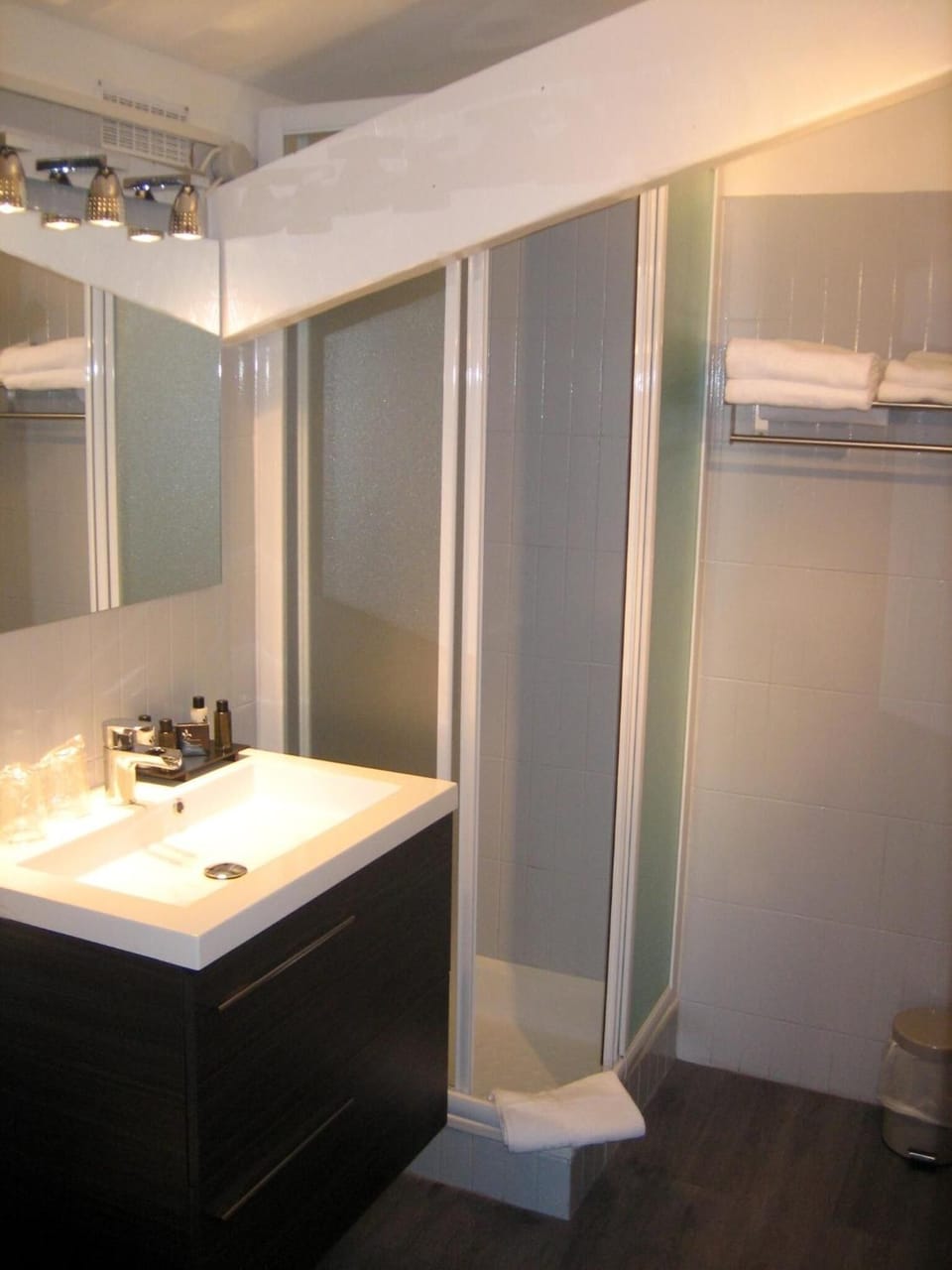 Superior Double Room | Bathroom | Hair dryer, towels, soap, shampoo