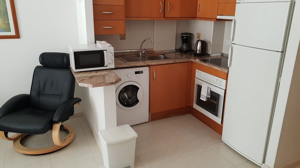 Apartment, 1 Bedroom | Private kitchenette | Full-size fridge, microwave, oven, stovetop