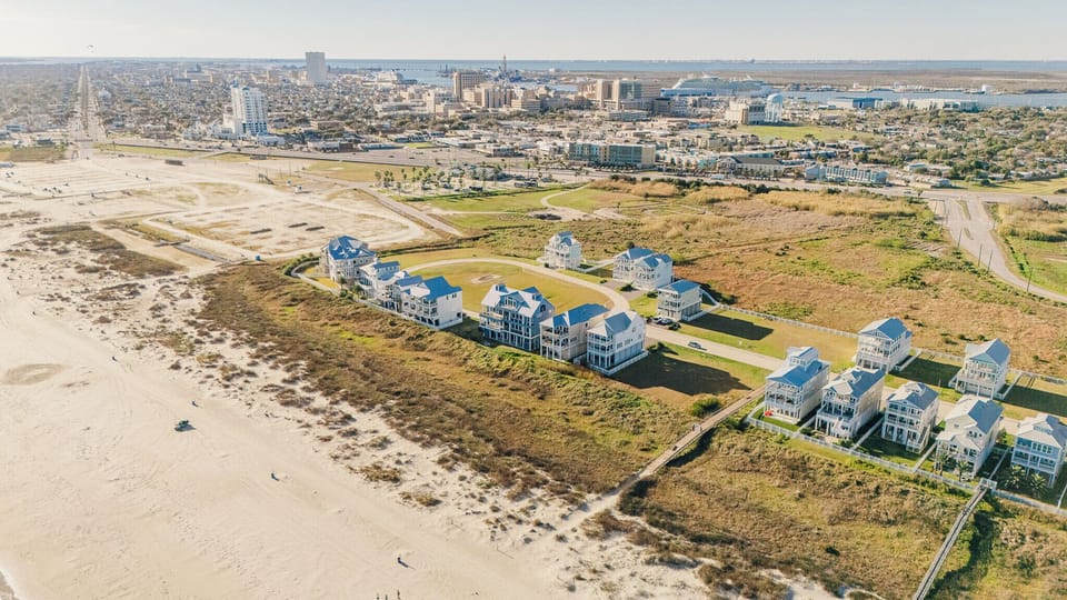 Location is everything! near UTMB, The Strand, Seawall, and all restaurants!