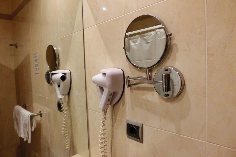 Twin Room | Bathroom | Shower, free toiletries, hair dryer, bidet