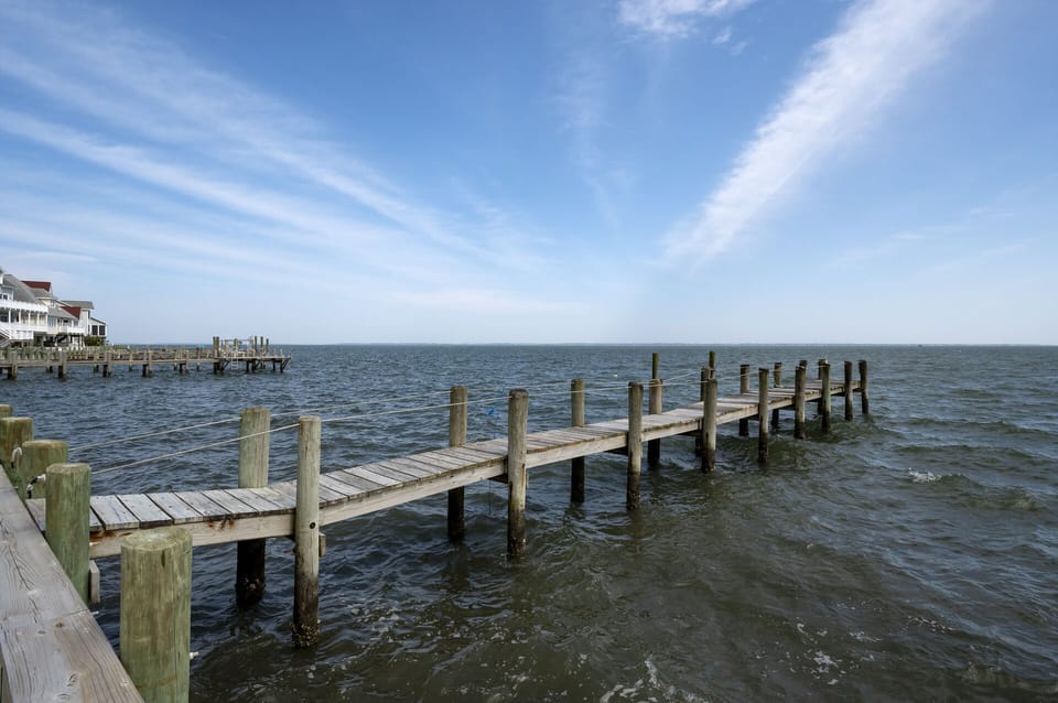 This lovely waterfront home is only 20 min. away from Chincoteague & Assateague.