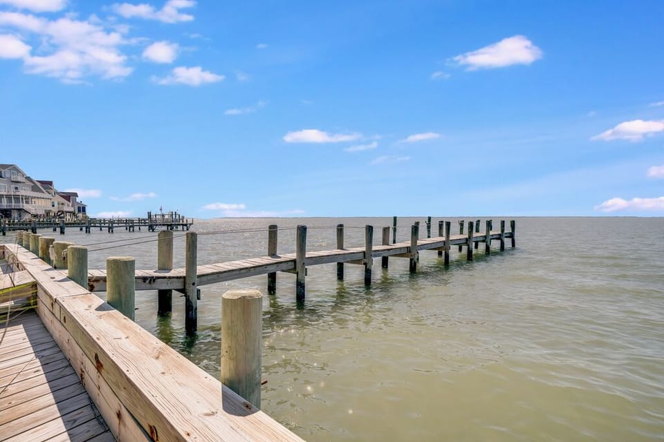 This lovely waterfront home is only 20 min. away from Chincoteague & Assateague.