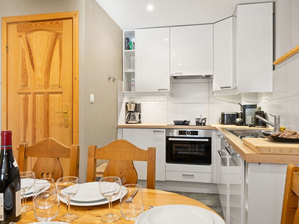 Cabinetry, Property, Countertop, Furniture, White, Bottle, Table, Kitchen, Tableware, Kitchen Stove