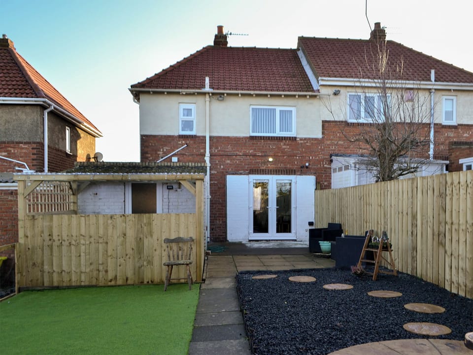 Enclosed garden with astro turf, patio and garden furniture | Seashells by the Sea - Seashore Hideaway and Seashells by the Sea, Newbiggin-by-the-Sea