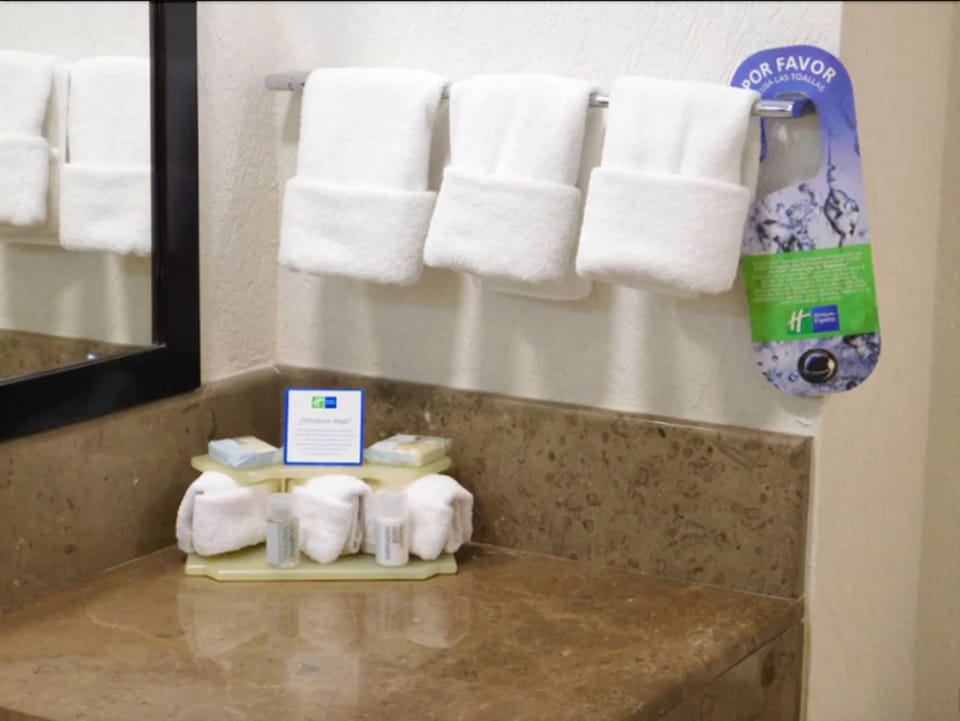 Shower, rainfall showerhead, free toiletries, hair dryer