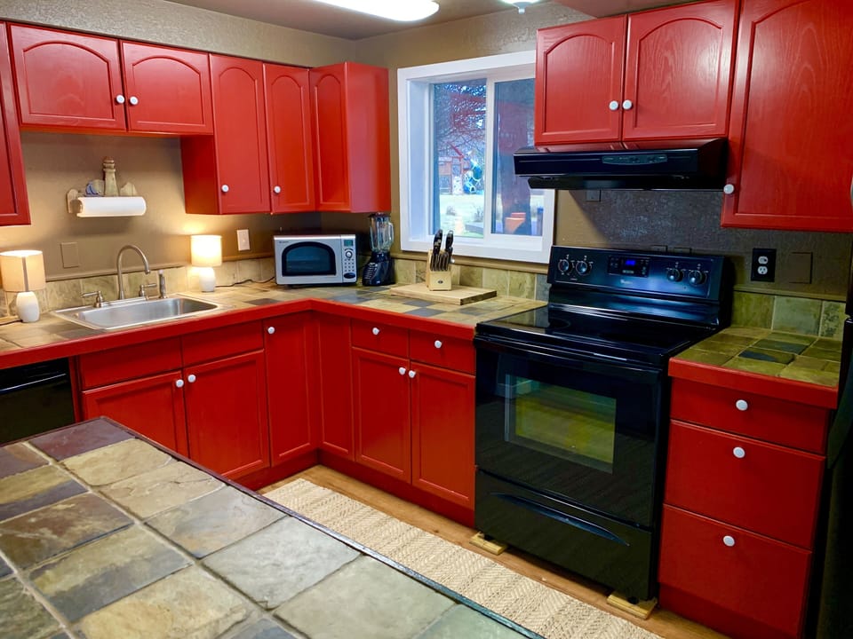 Full Kitchen and Breakfast Bar