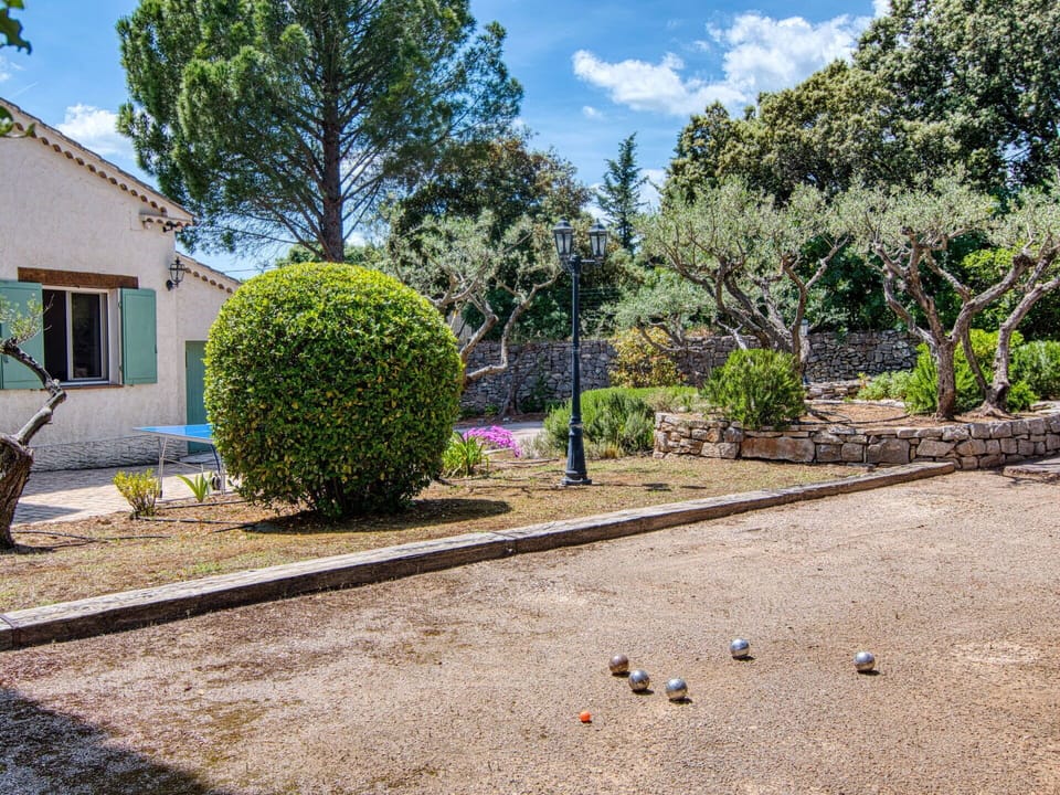 Shrub, Garden, Shade, Landscaping, Backyard, Driveway, Yard