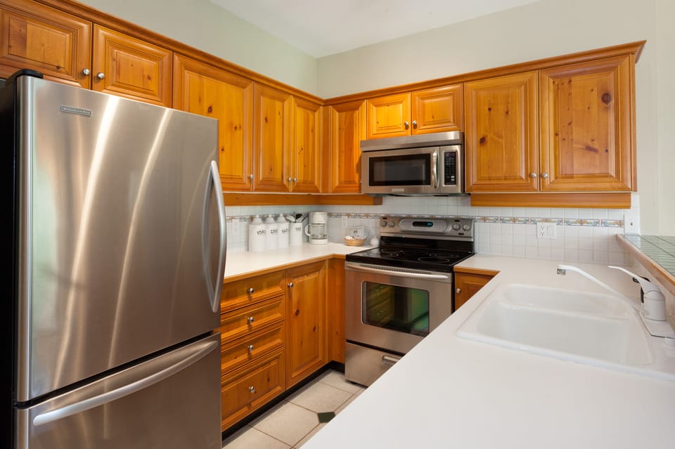 Condo, 1 Bedroom (29) | Private kitchen | Full-size fridge, microwave, oven, dishwasher