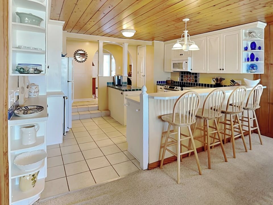 Kitchen + Breakfast Bar, Seating for 4