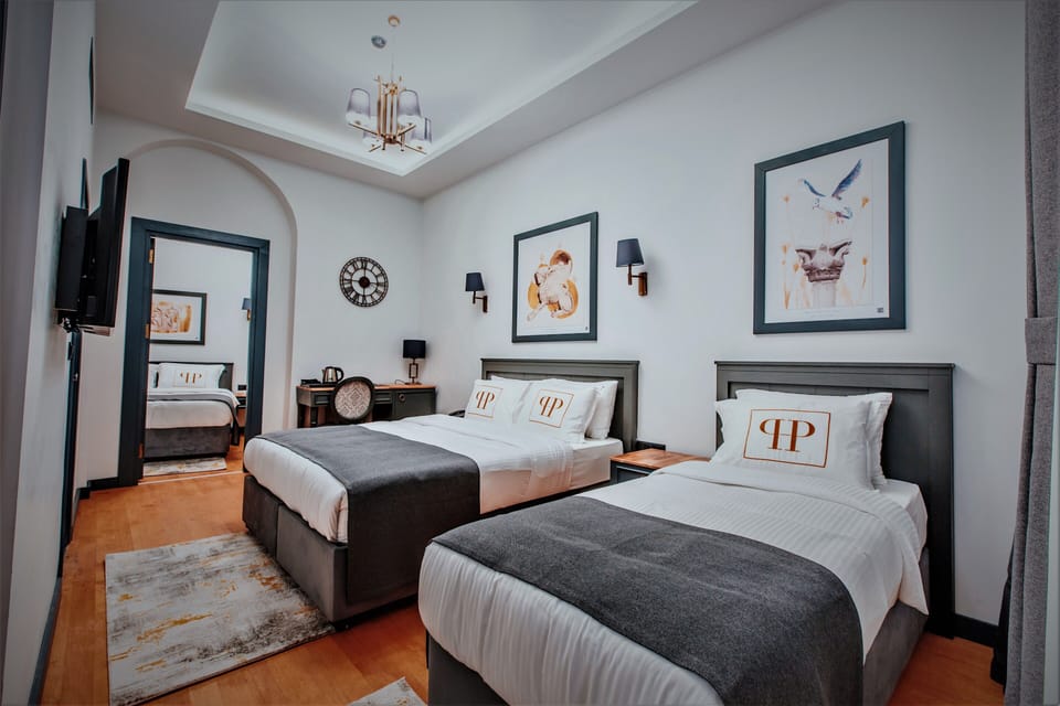 Deluxe Family Suite | Minibar, in-room safe, individually decorated, individually furnished