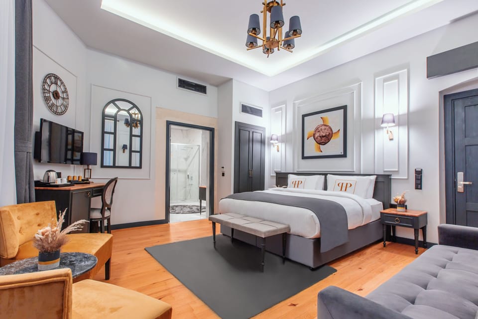 Junior Suite | Minibar, in-room safe, individually decorated, individually furnished