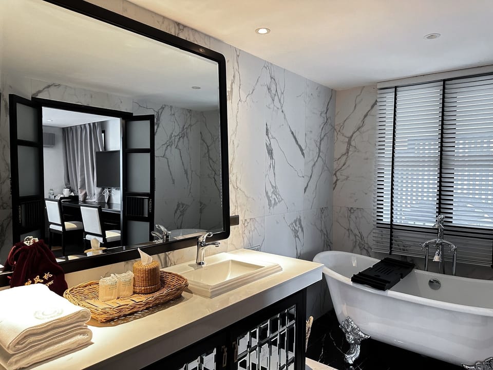 Honeymoon Suite | Bathroom | Free toiletries, hair dryer, slippers, towels