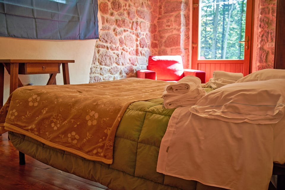 Triple Room | Desk, cribs/infant beds, free WiFi, bed sheets