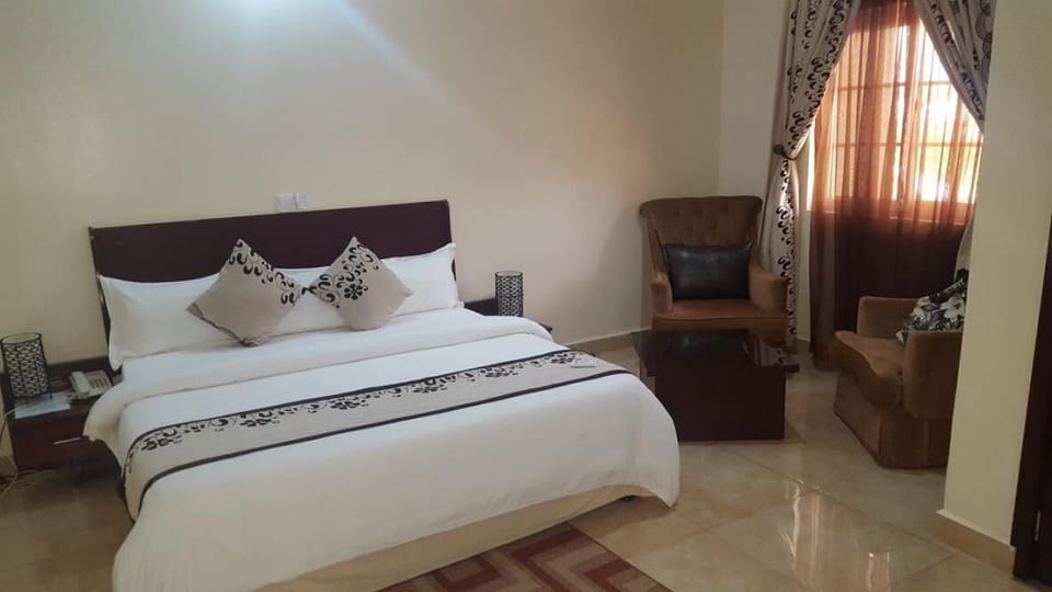 Executive Room | 1 bedroom, in-room safe, desk, laptop workspace