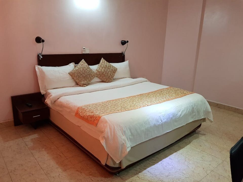 Executive Room | 1 bedroom, in-room safe, desk, laptop workspace