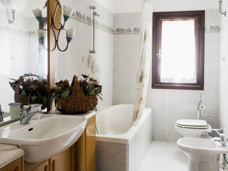 Deluxe Apartment, 2 Bedrooms (Melograno) | Bathroom | Bidet, towels, toilet paper