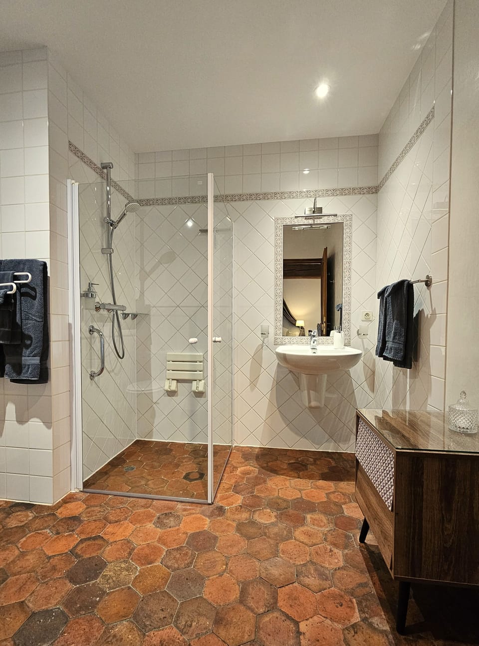 Superior Room (Château Gaillard) | Bathroom | Eco-friendly toiletries, hair dryer, towels, soap