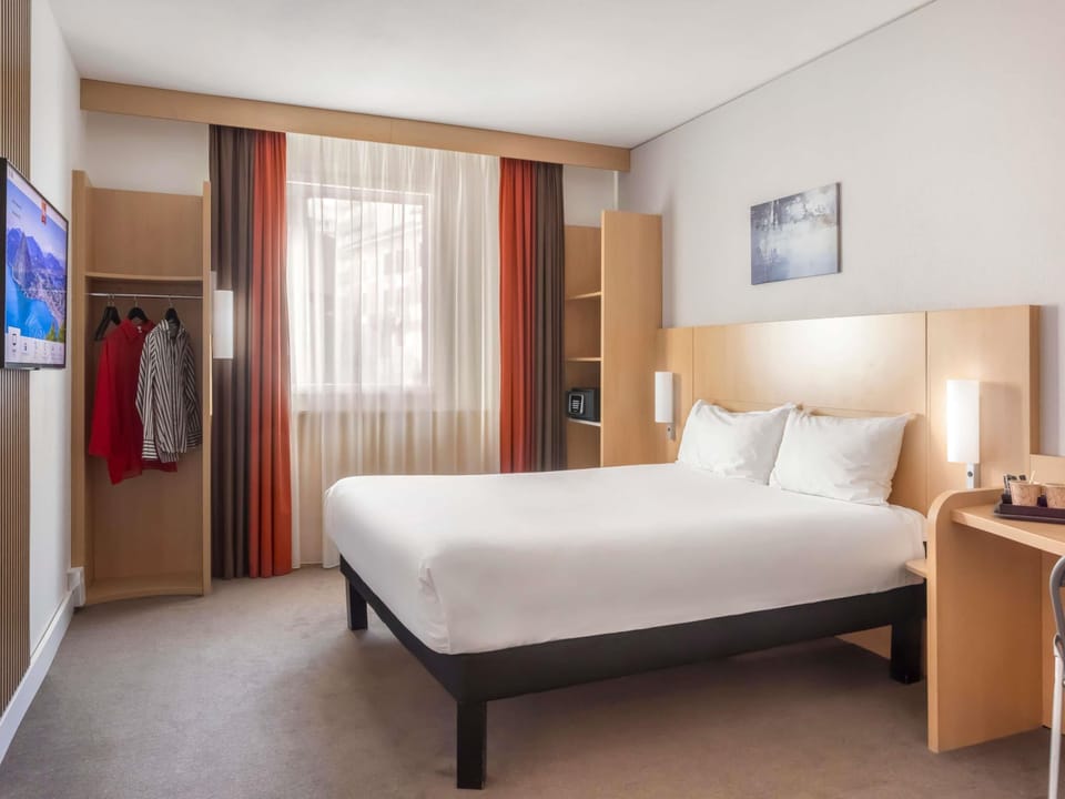 Room, 1 Double Bed | Hypo-allergenic bedding, desk, soundproofing, free WiFi