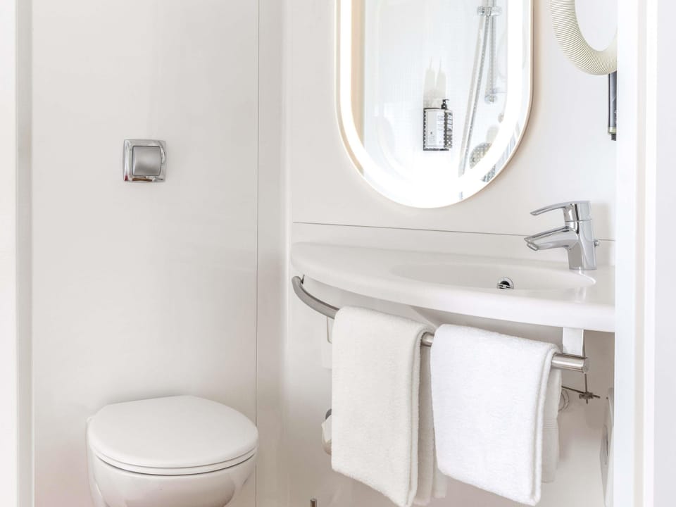 Hypo-allergenic bedding, desk, soundproofing, free WiFi