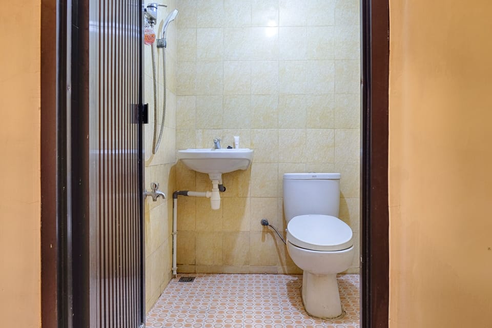 Standard Double Room | Bathroom | Shower, towels