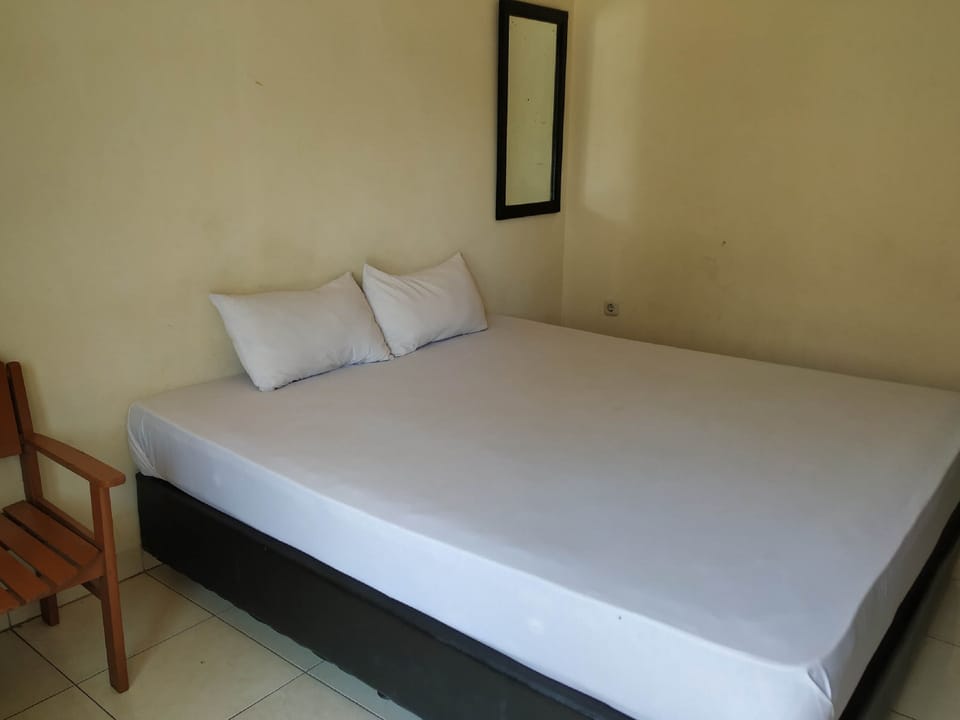 Desk, WiFi (free), bed sheets