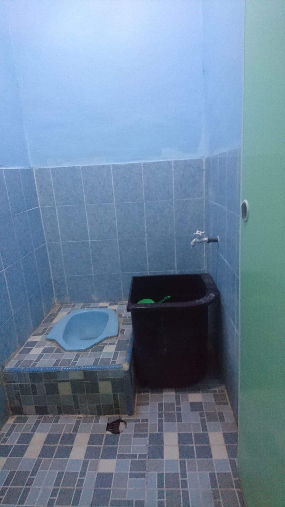 Shower, rainfall showerhead, free toiletries, towels