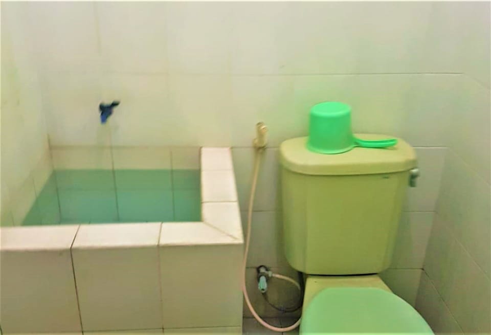 Shower, free toiletries, towels