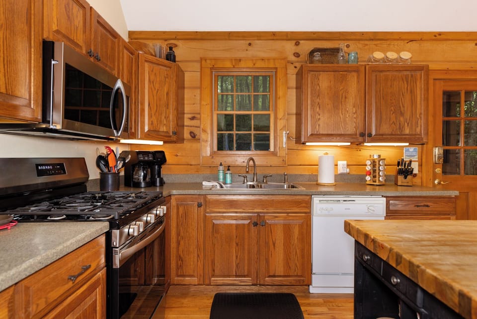 Main Floor Kitchen gas range