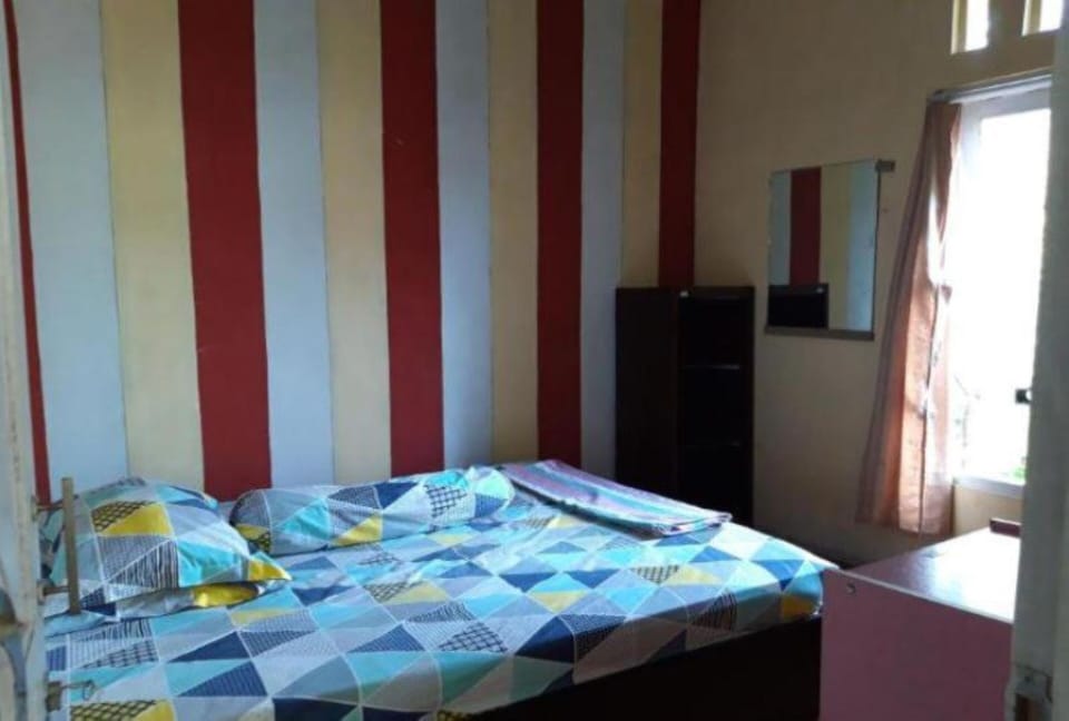 Desk, bed sheets
