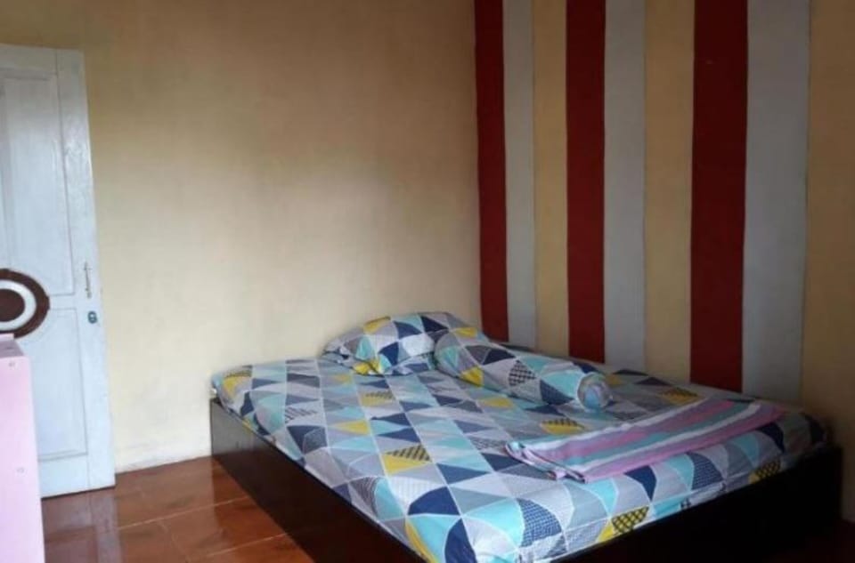 Desk, bed sheets