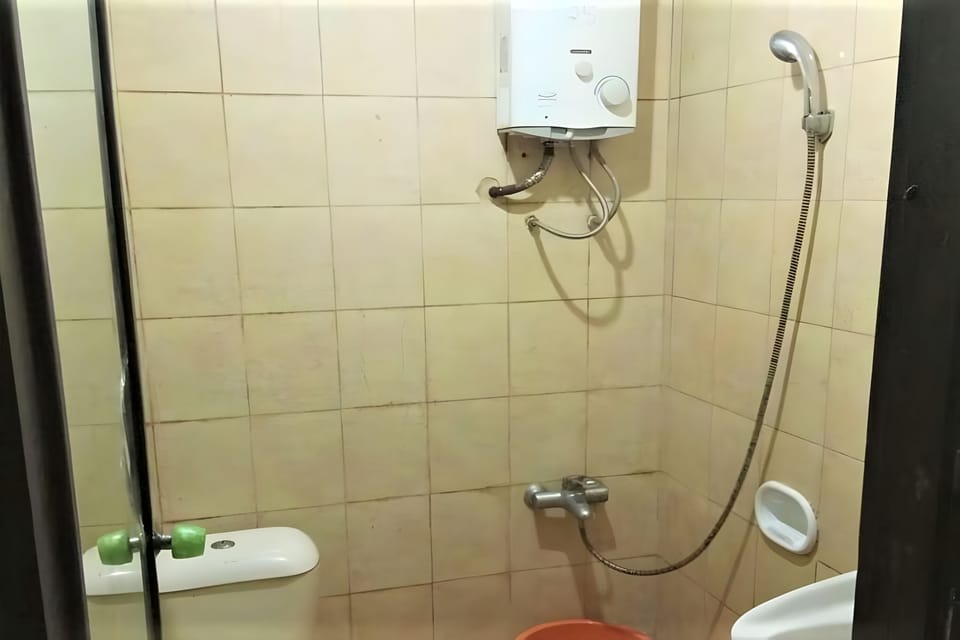 Deluxe Room, Kitchen | Bathroom | Shower, free toiletries, towels