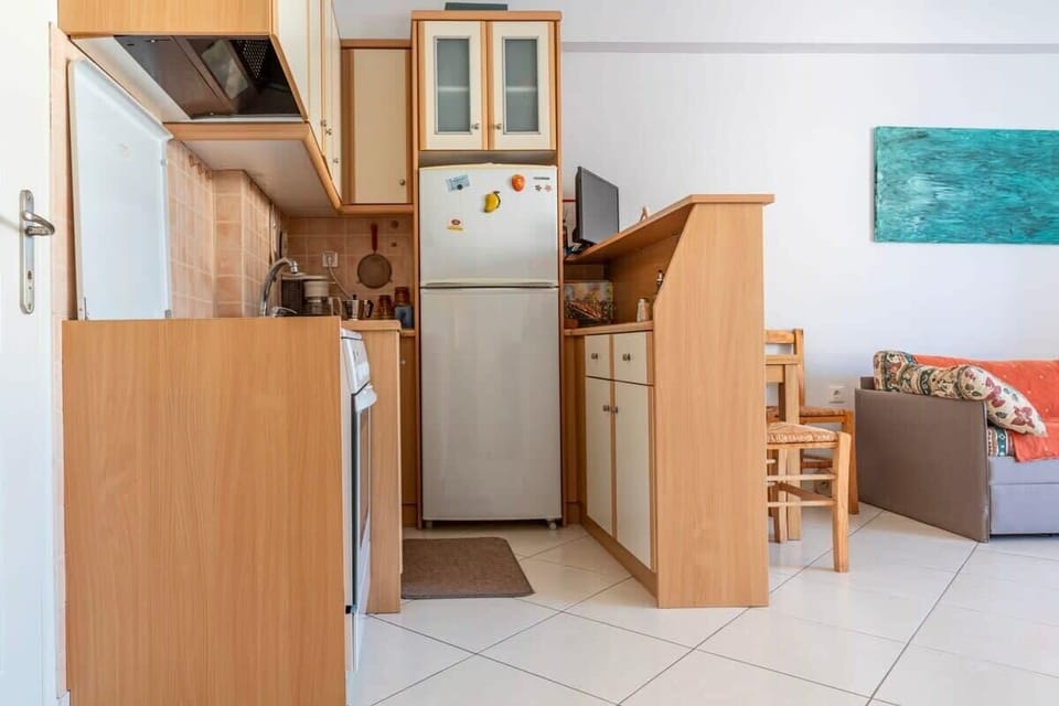 Compact Kitchen with Full Amenities
A fully equipped kitchen featuring cabinetry, appliances, and essential cookware, ideal for preparing meals at home.