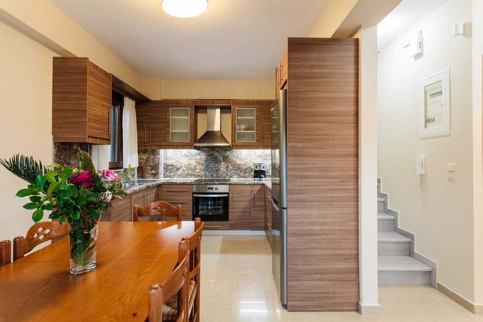 Dining Area and Fully Equipped Kitchen – Convenient Open Layout
