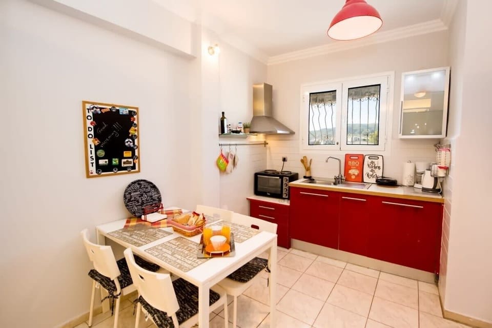 Bright kitchen space – Colorful, clean and fully functional

