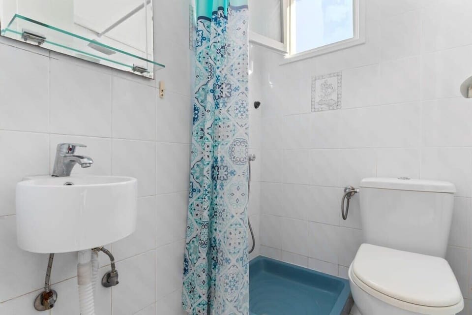 Private En-Suite Bathroom with Modern Fixtures and Walk-In Shower