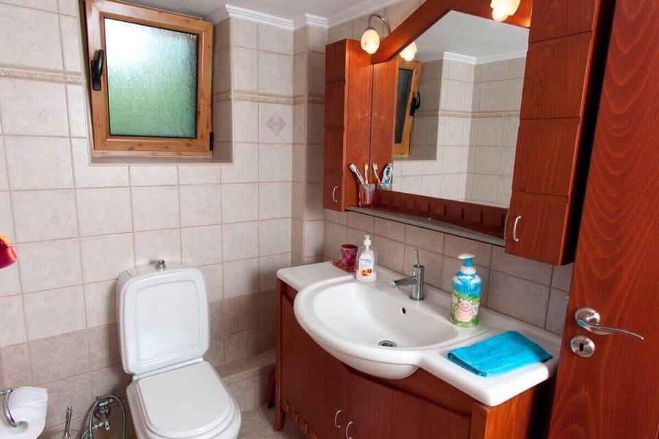 Full Bathroom 2 – Upper-Floor Bathroom with Sink and Mirror – This bathroom is equipped with a sink, mirror, and storage cabinets, providing everything you need for daily use.