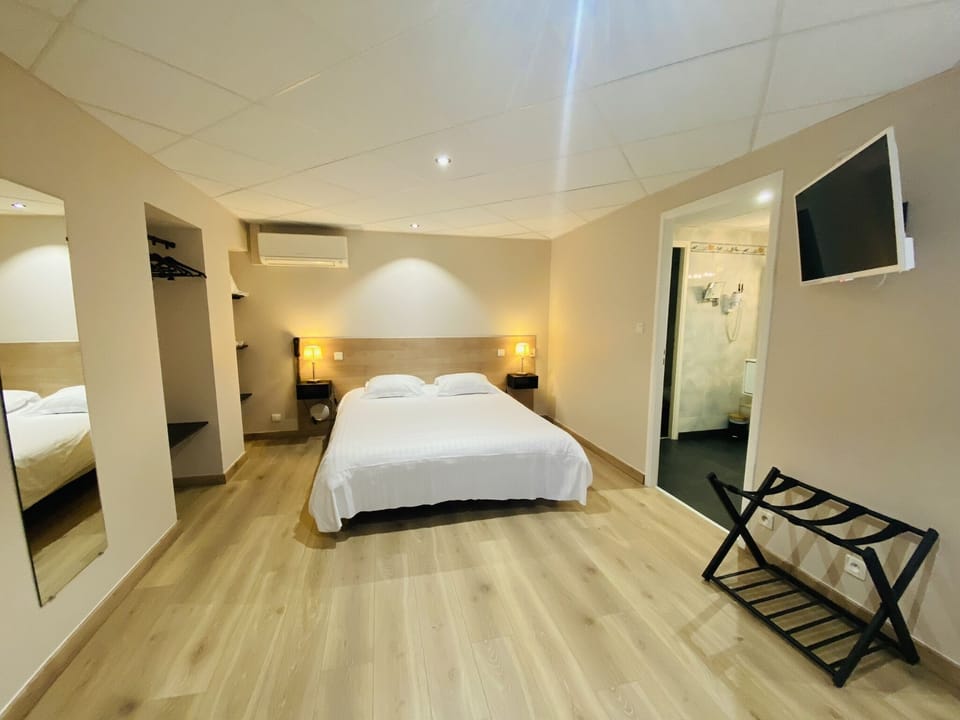 Comfort Double Room (Shower) | Premium bedding, iron/ironing board, free WiFi