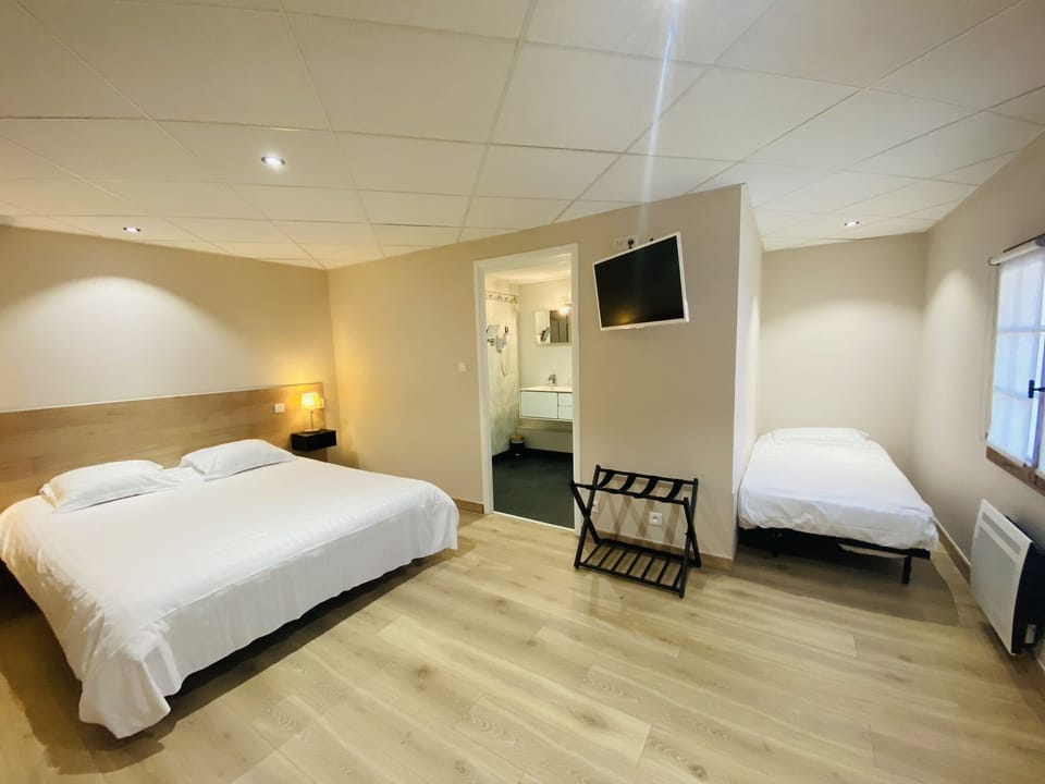 Comfort Double Room (Shower) | Premium bedding, iron/ironing board, free WiFi