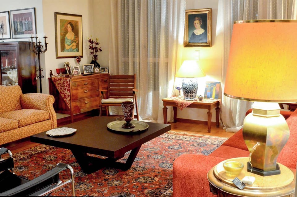 Cozy Living Room Area – Traditional decor blending comfort with timeless charm.