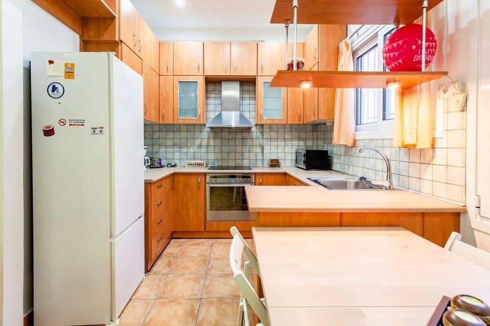 Modern Kitchen with Ample Storage and Appliances
Fully equipped kitchen with oven, microwave, double sink, and extensive cabinetry — everything needed for home-style cooking.