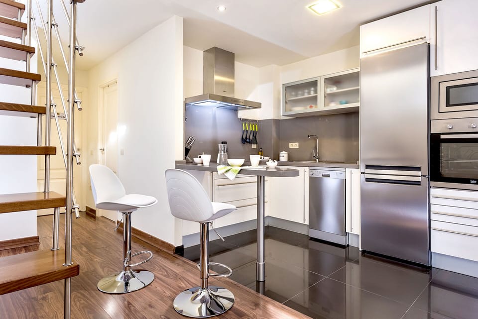 Apartment (3 Bedrooms) | Private kitchen | Full-size fridge, microwave, oven, stovetop