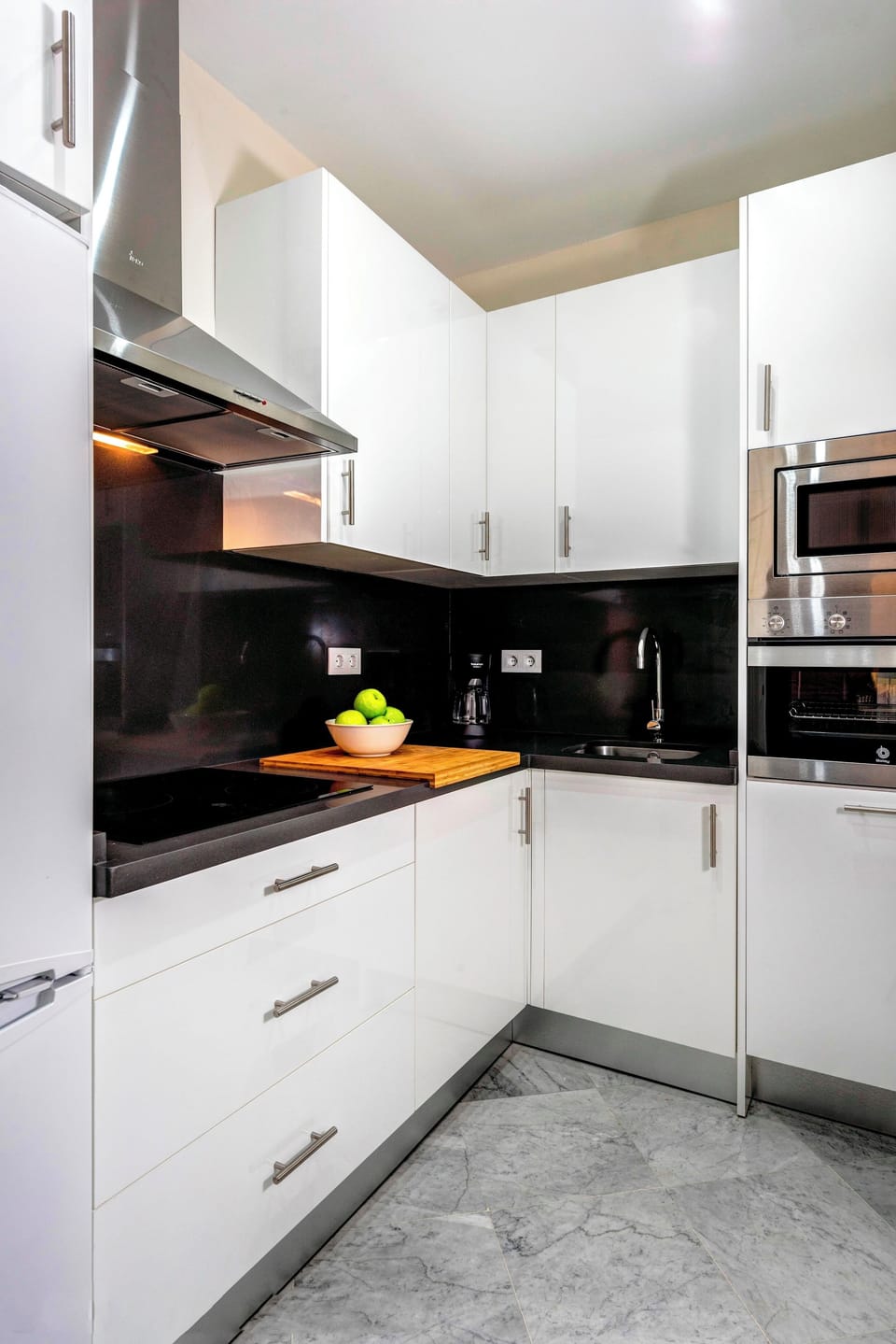 Apartment (1 Bedroom) | Private kitchen | Full-size fridge, microwave, oven, stovetop