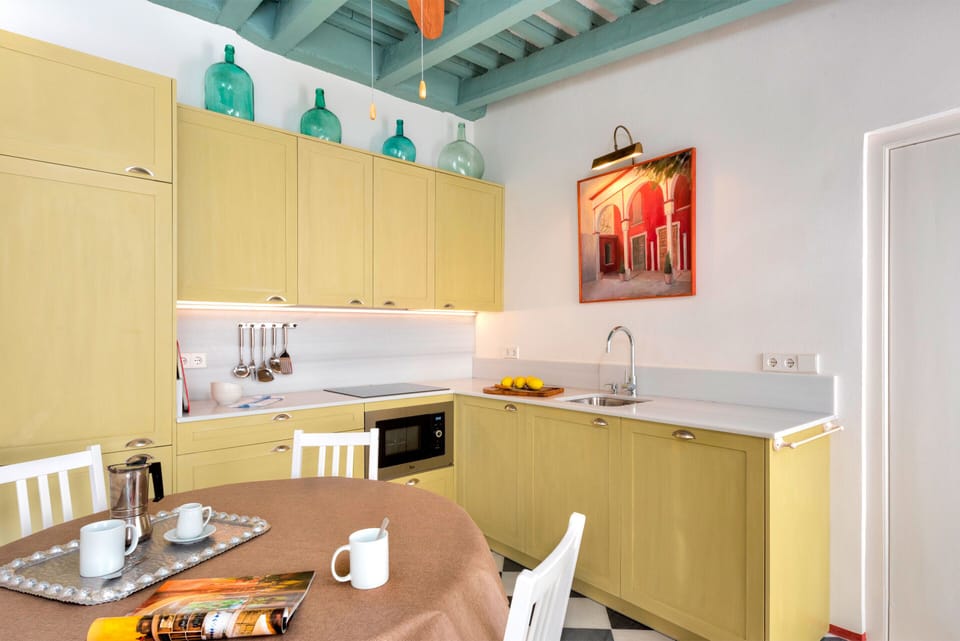 Apartment (4 Bedrooms) | Private kitchen | Full-size fridge, microwave, stovetop, dishwasher