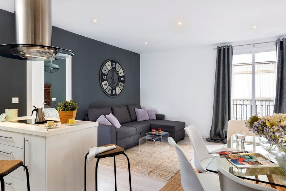 Apartment | Living area | 32-inch TV with cable channels
