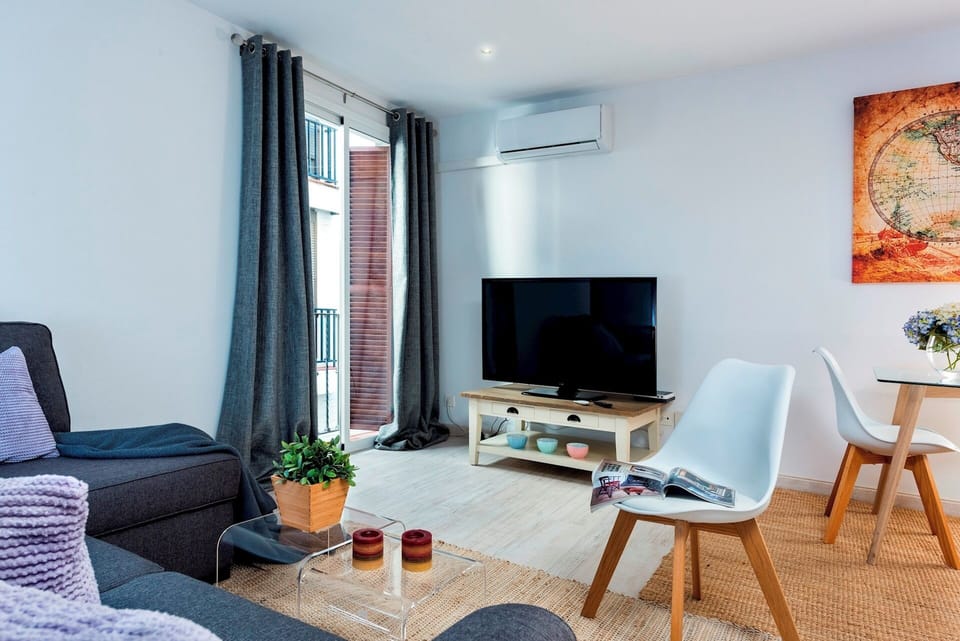 Apartment | Living area | 32-inch TV with cable channels