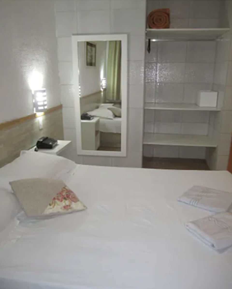 In-room safe, bed sheets